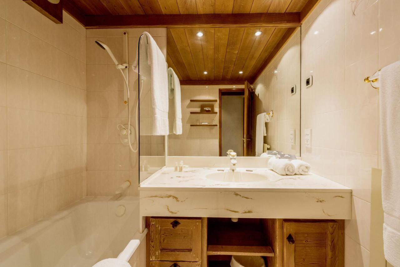 Hotel Les Sherpas Courchevel Bagian luar foto